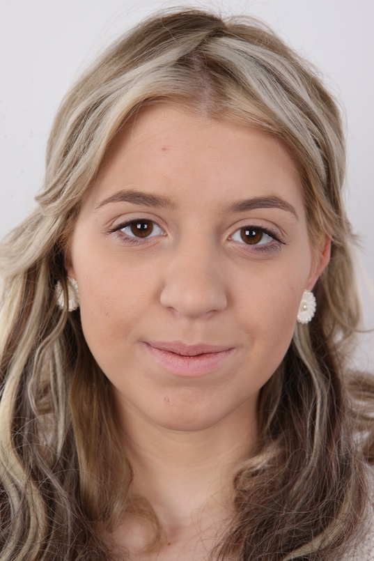 1. Download full pics of Karolina (20) from czechcasting.com