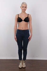 4. Download full pics of Denisa (25) from czechcasting.com