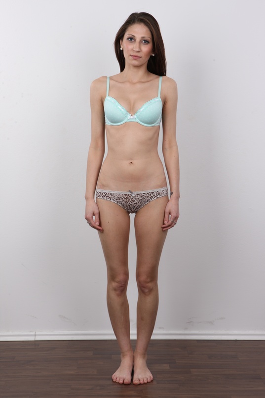 7. Download full pics of Anna (25) from czechcasting.com