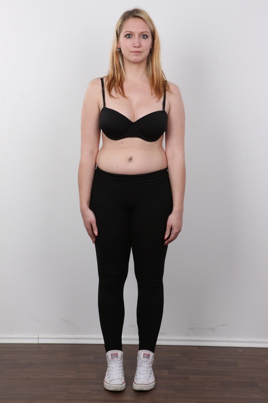 4. Download full pics of Nikol (22) from czechcasting.com