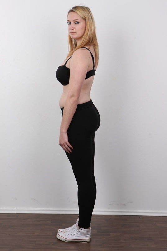 5. Download full pics of Nikol (22) from czechcasting.com