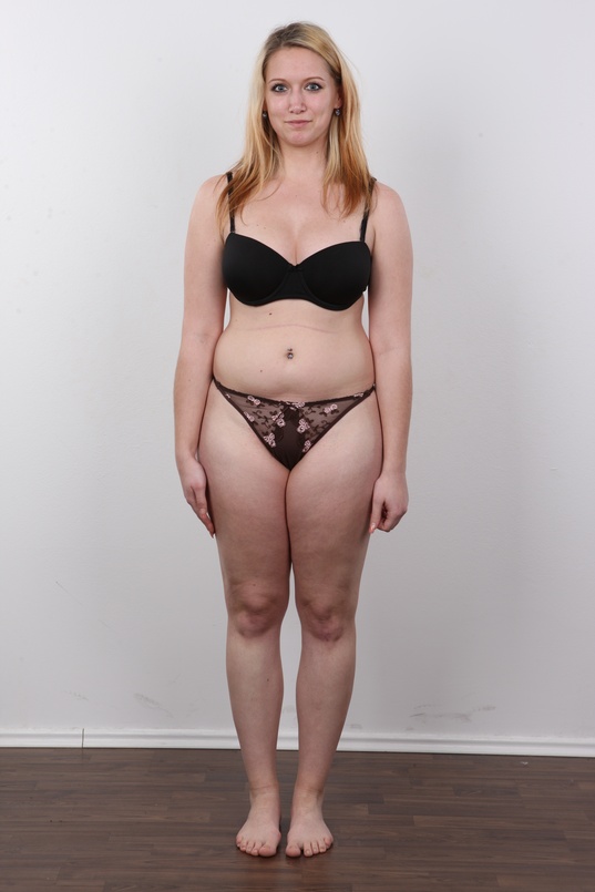 7. Download full pics of Nikol (22) from czechcasting.com