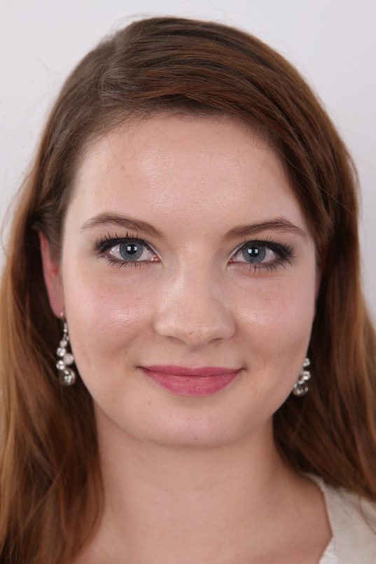 1. Download full pics of Darina (22) from czechcasting.com