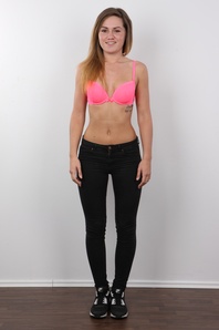 4. Download full pics of Sara (21) from czechcasting.com