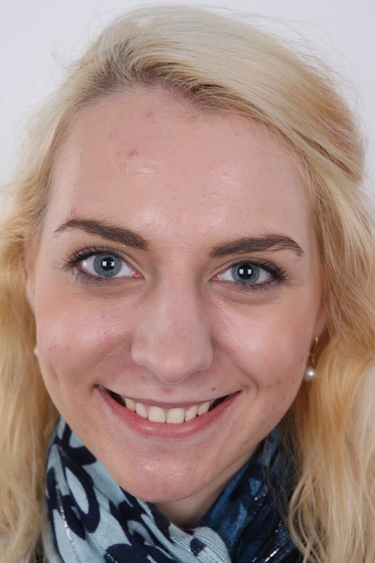 1. Download full pics of Marie (20) from czechcasting.com