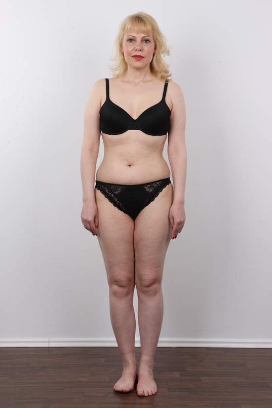 8. Download full pics of Ilona (37) from czechcasting.com