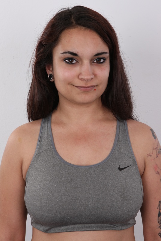 6. Download full pics of Jitka (21) from czechcasting.com