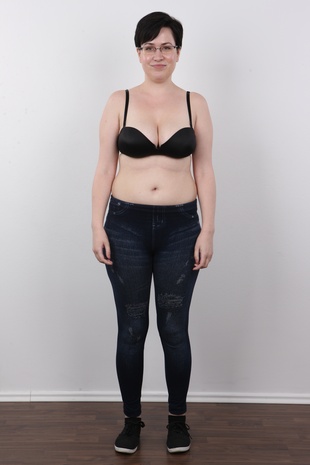 4. Download full pics of model Jana (25) from czechcasting.com