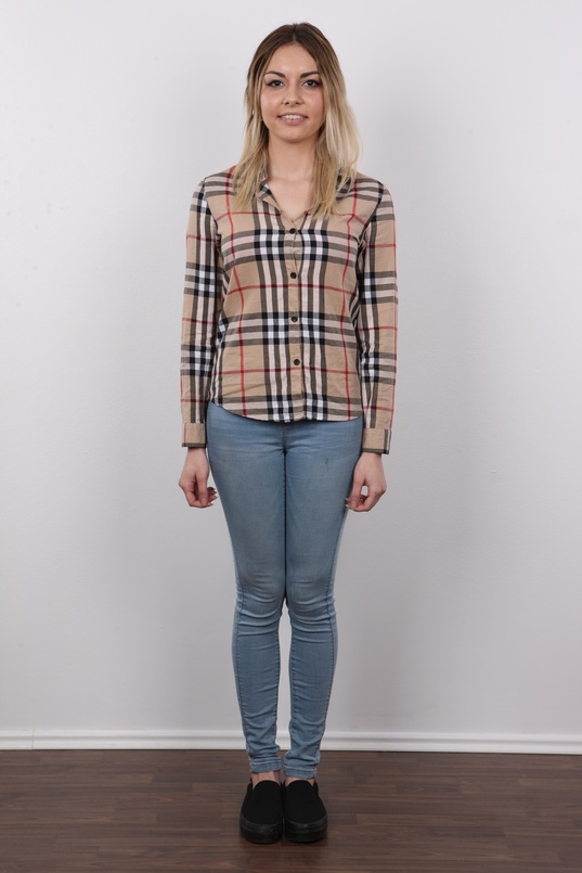 2. Download full pics of Dominika (19) from czechcasting.com