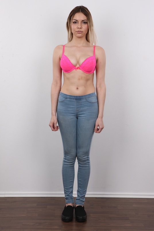 3. Download full pics of Dominika (19) from czechcasting.com