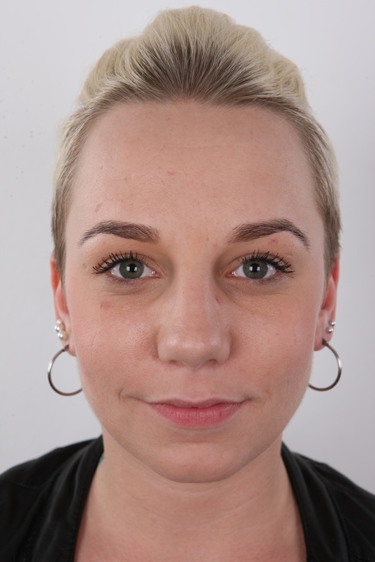 1. Download full pics of Dominika (21) from czechcasting.com