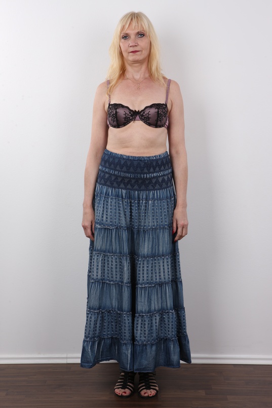 4. Download full pics of Helena (52) from czechcasting.com