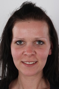 1. Download full pics of Petra (28) from czechcasting.com