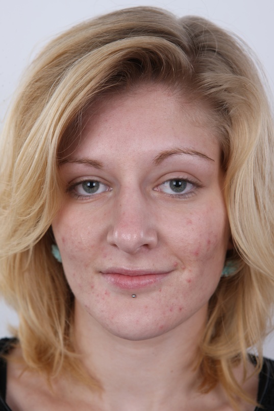 1. Download full pics of Jana (20) from czechcasting.com