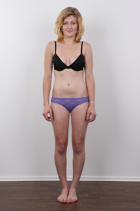 6. Download full pics of Jana (20) from czechcasting.com