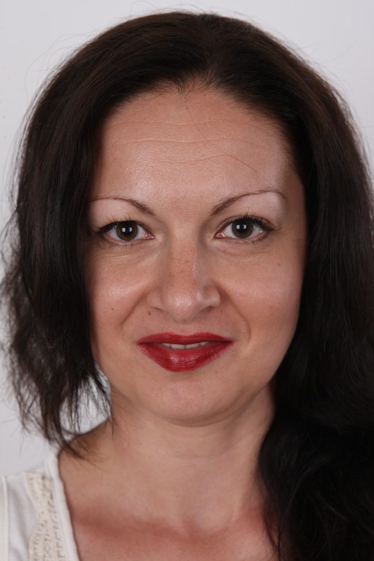 1. Download full pics of Marie (33) from czechcasting.com