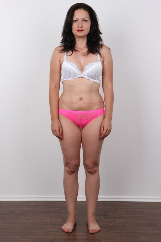 7. Download full pics of Marie (33) from czechcasting.com