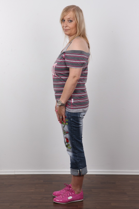 3. Download full pics of Olga (37) from czechcasting.com