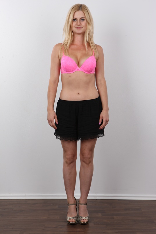 4. Download full pics of Karin (26) from czechcasting.com