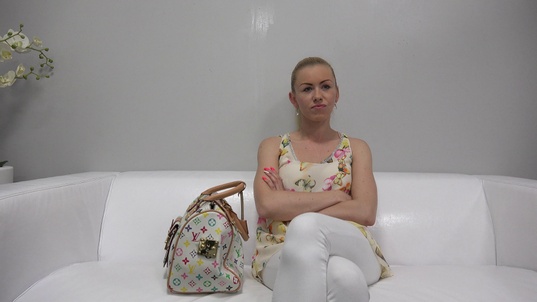 1. Download full pics of Linda (33) from czechcasting.com