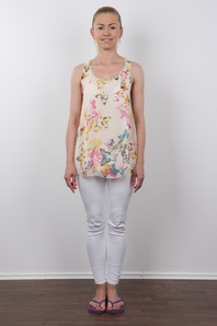 2. Download full pics of Linda (33) from czechcasting.com