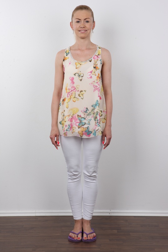 2. Download full pics of Linda (33) from czechcasting.com