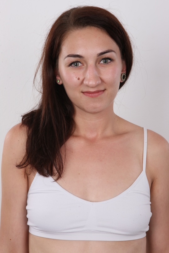 6. Download full pics of Veronika (23) from czechcasting.com