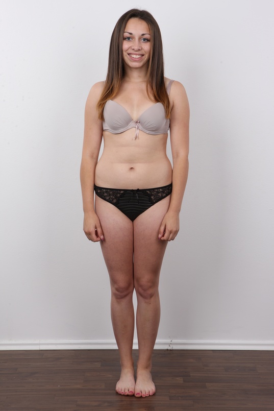 3. Download full pics of Daniela (18) from czechcasting.com