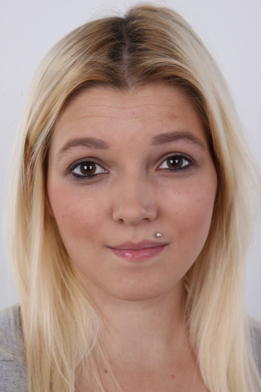 1. Download full pics of Andrea (18) from czechcasting.com