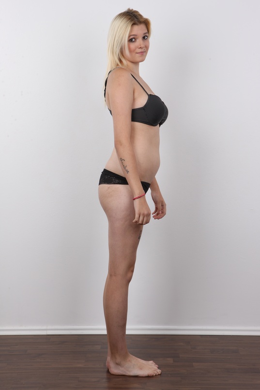 8. Download full pics of Andrea (18) from czechcasting.com