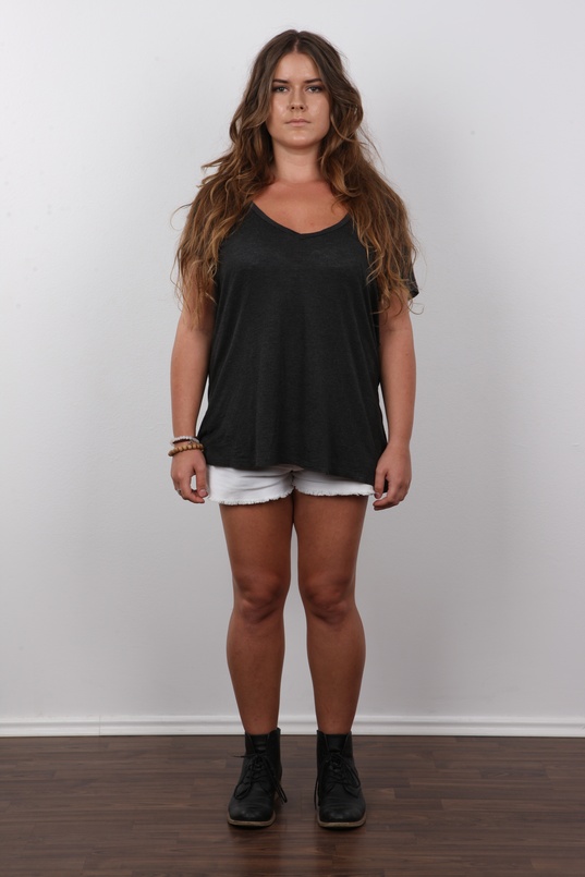 2. Download full pics of Viktorie (19) from czechcasting.com