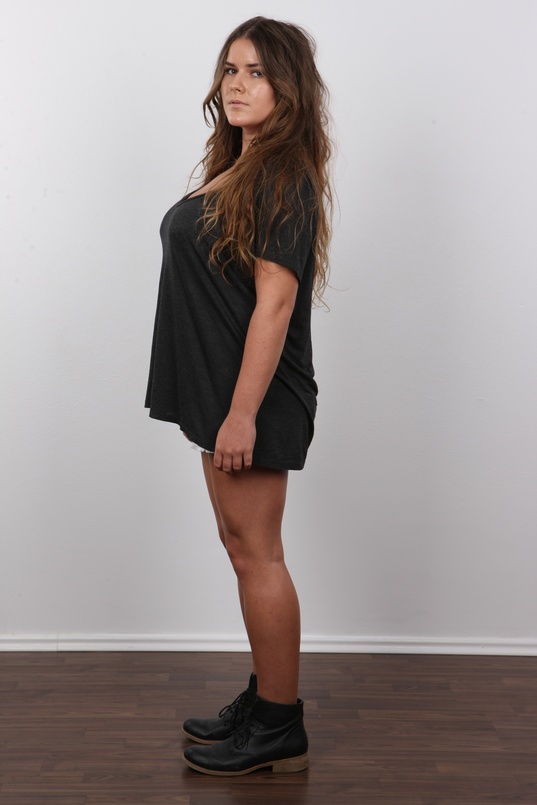 3. Download full pics of Viktorie (19) from czechcasting.com