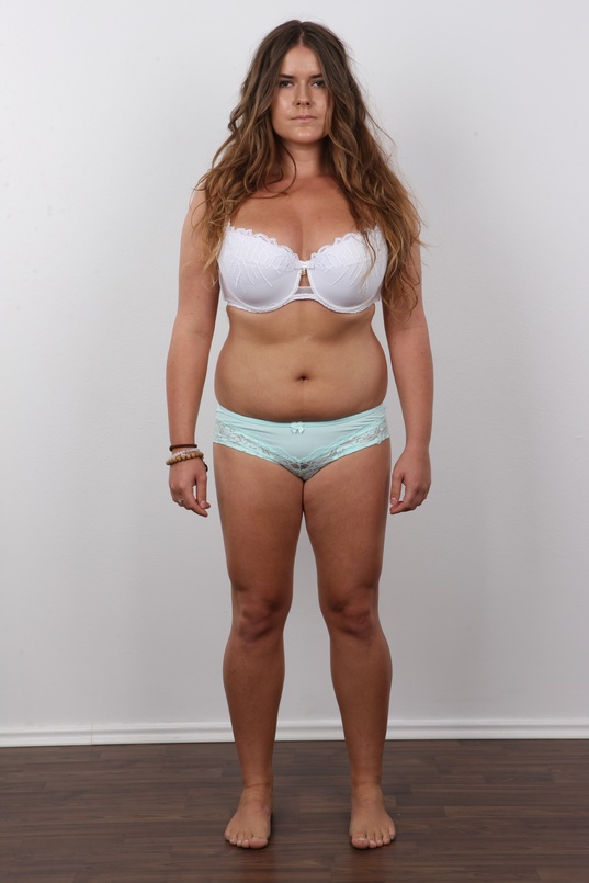 7. Download full pics of Viktorie (19) from czechcasting.com