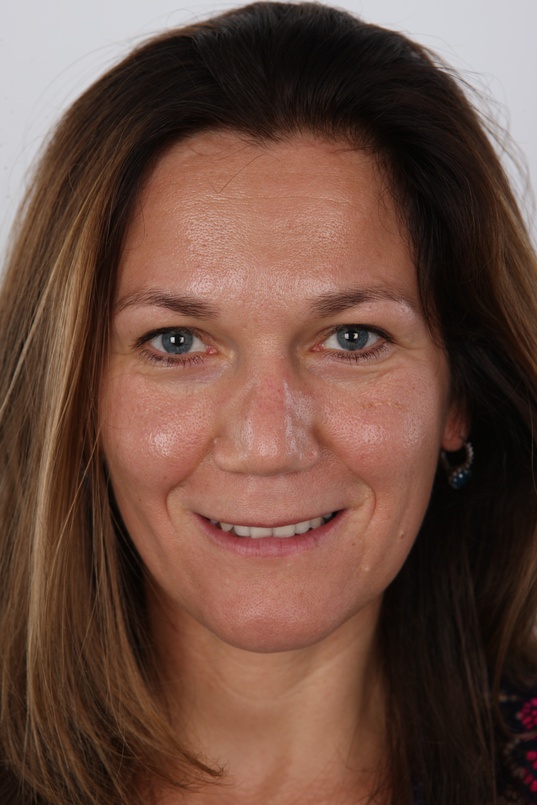 1. Download full pics of Monika (41) from czechcasting.com