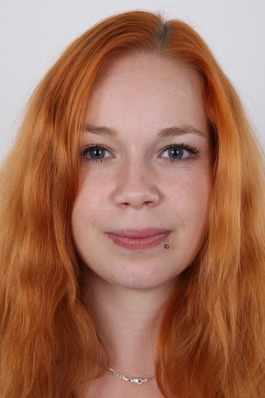 1. Download full pics of Tereza (20) from czechcasting.com