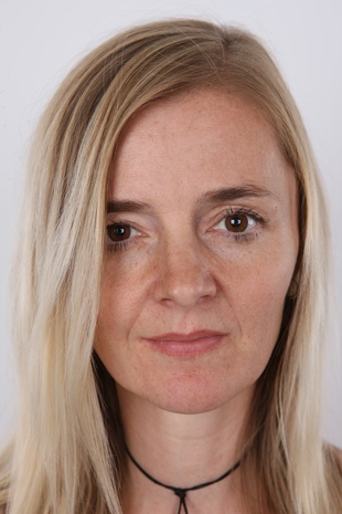 1. Download full pics of model Laura (41) from czechcasting.com