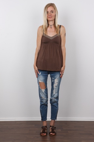 2. Download full pics of model Laura (41) from czechcasting.com