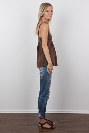 3. Download full pics of model Laura (41) from czechcasting.com