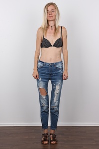 4. Download full pics of Laura (41) from czechcasting.com