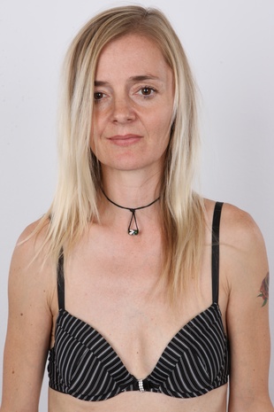 6. Download full pics of model Laura (41) from czechcasting.com