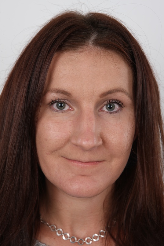 1. Download full pics of Petra (32) from czechcasting.com