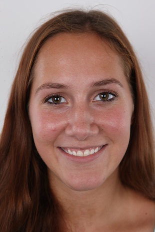 1. Download full pics of model Sarka (18) from czechcasting.com