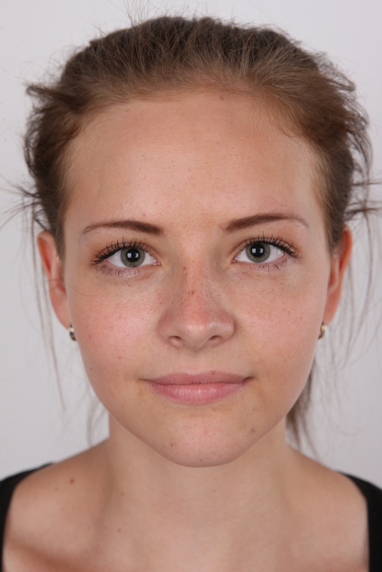 1. Download full pics of Magdalena (18) from czechcasting.com