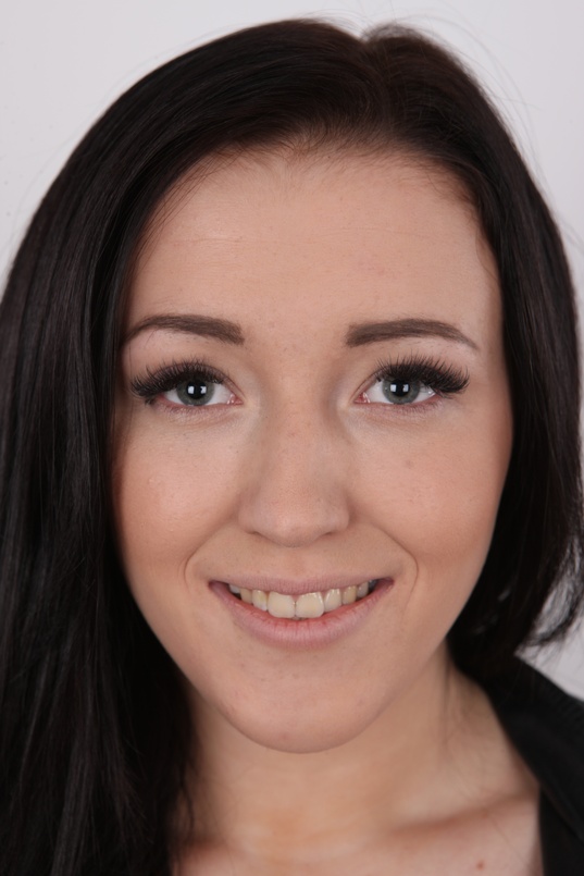 1. Download full pics of Kristyna (19) from czechcasting.com