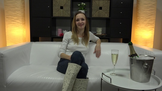 1. Download full pics of Veronika (23) from czechcasting.com