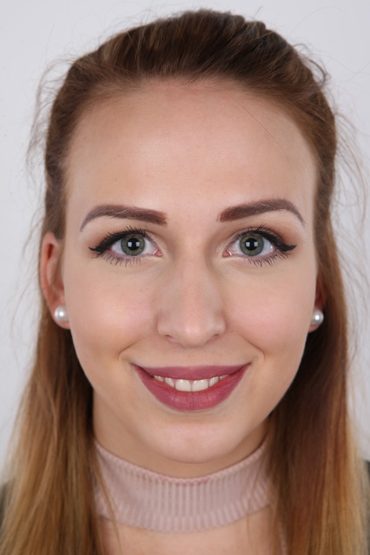 1. Download full pics of Eva (18) from czechcasting.com