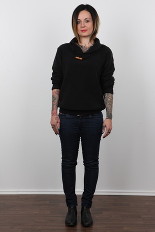 2. Download full pics of model Martina (28) from czechcasting.com