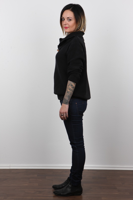 3. Download full pics of Martina (28) from czechcasting.com