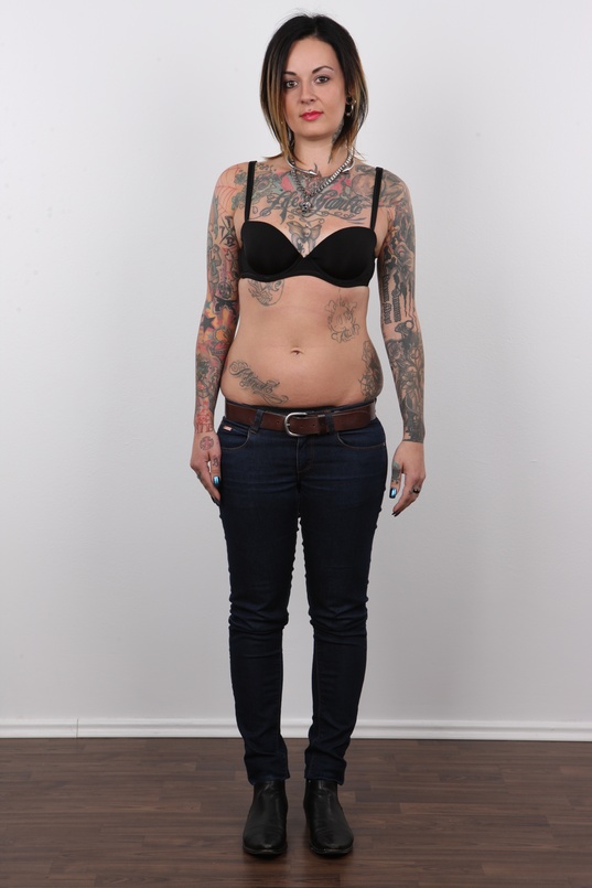 4. Download full pics of Martina (28) from czechcasting.com