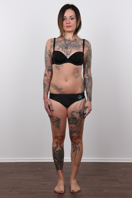 7. Download full pics of Martina (28) from czechcasting.com